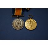 A pair of World War I medals to: 14324 Pte. G.E. Wood, Midd'x R.