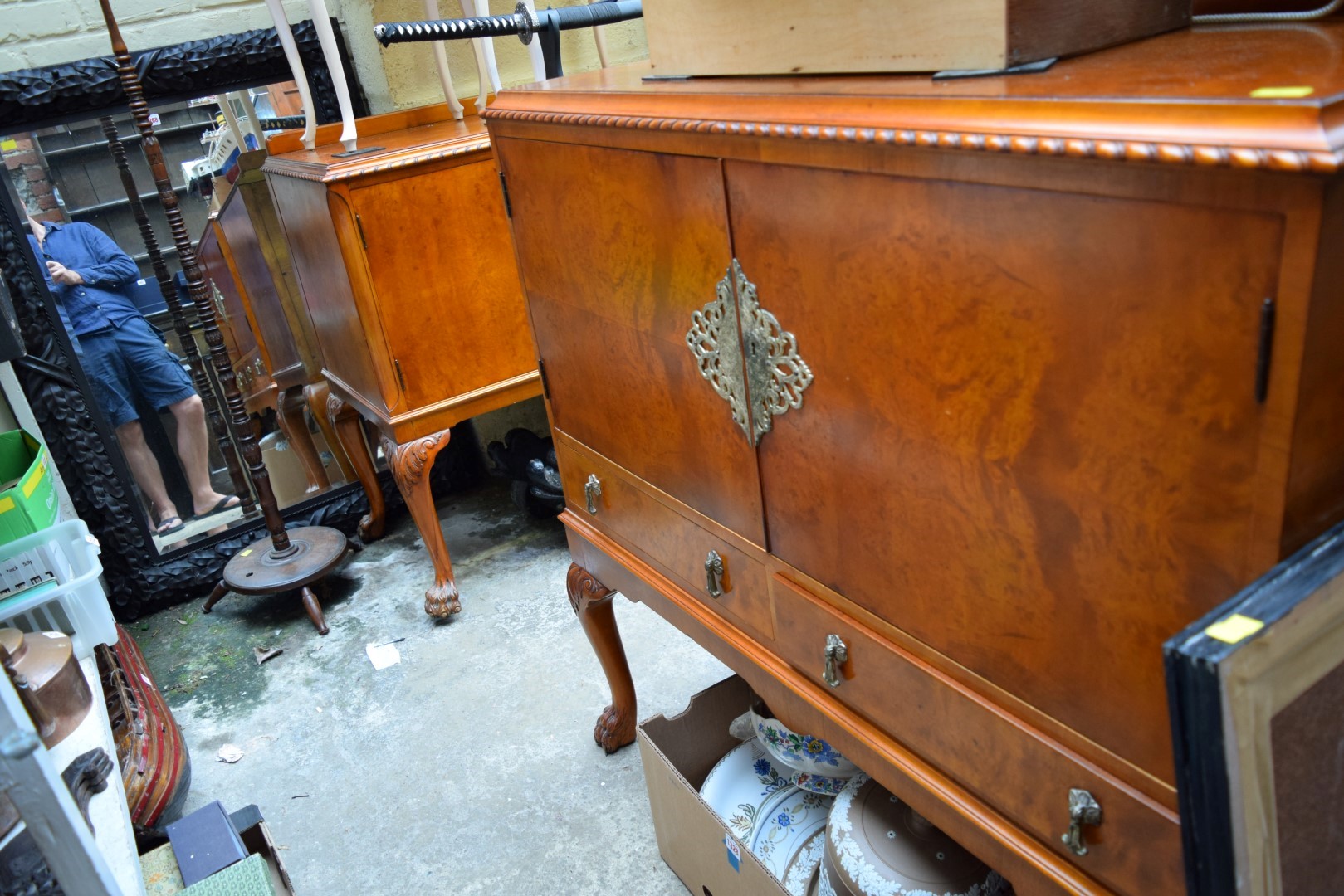 A burr walnut dining suite, comprising: an extending dining table, approx 235. - Image 18 of 24