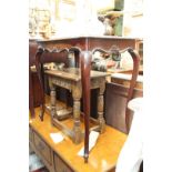 A circa 1900 mahogany and inlaid occasional table, on cabriole legs, 76cm wide.