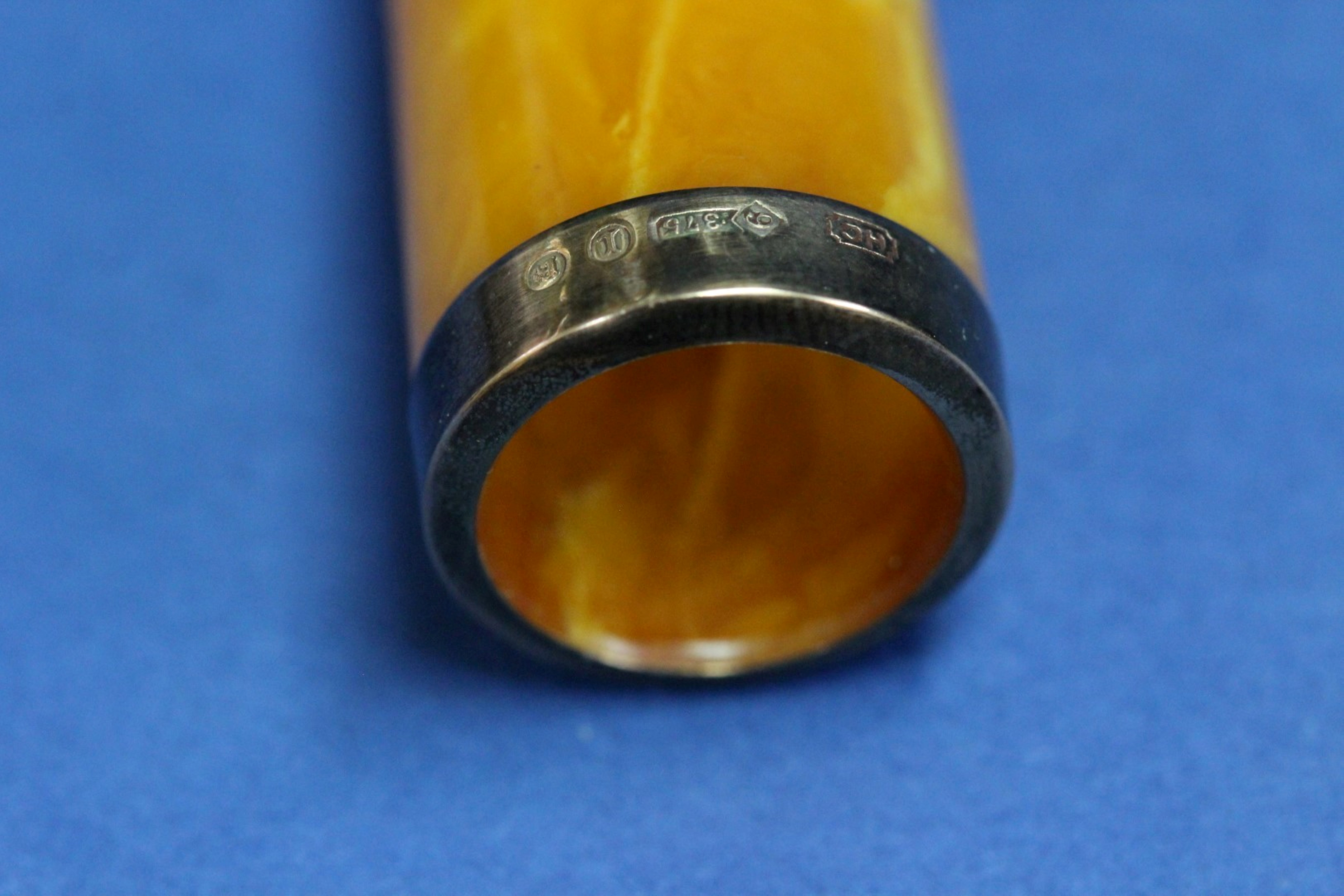 A 9ct gold mounted amber cheroot holder in fitted case, 12.2g in total. - Image 3 of 4