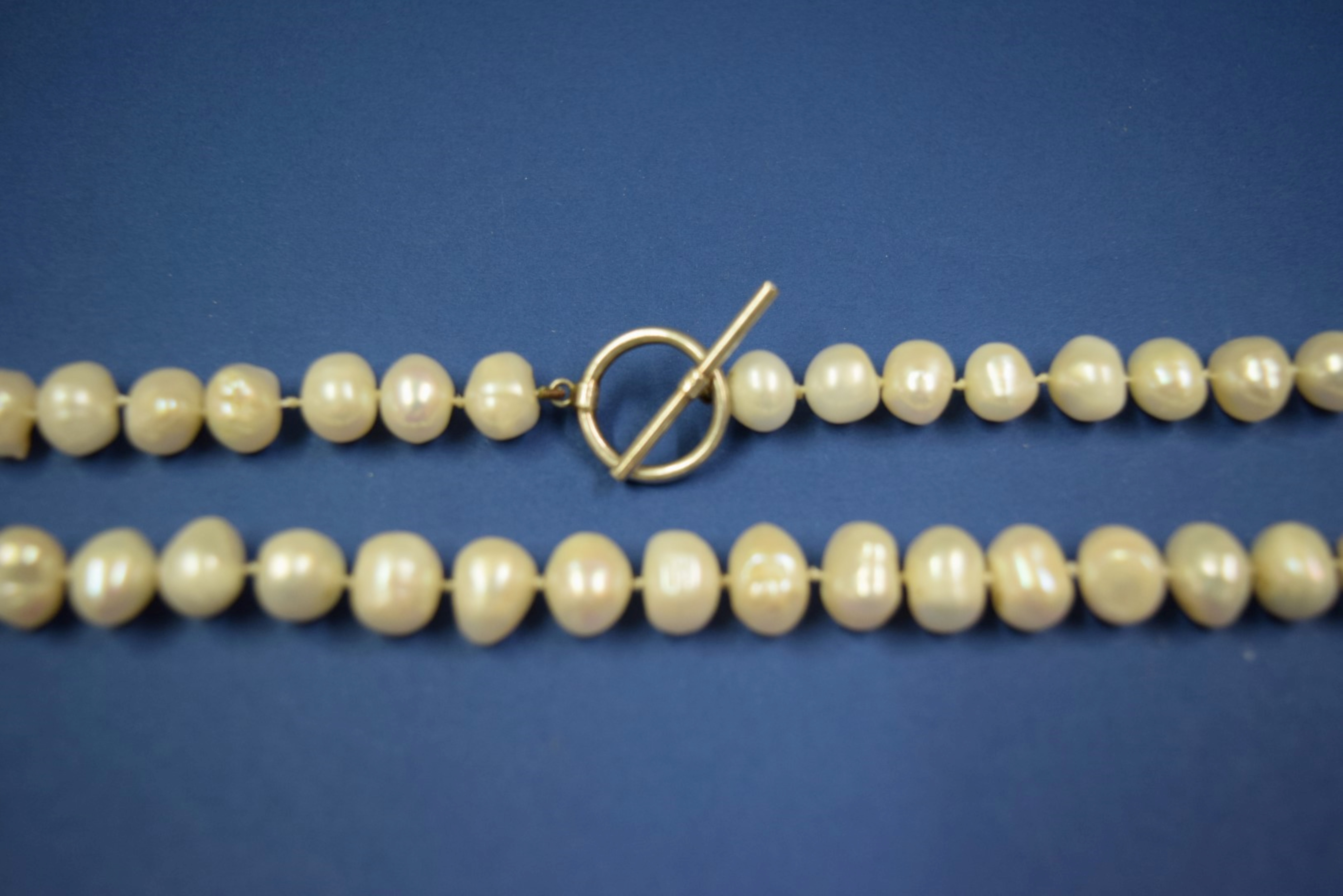 A baroque pearl necklace. - Image 3 of 6