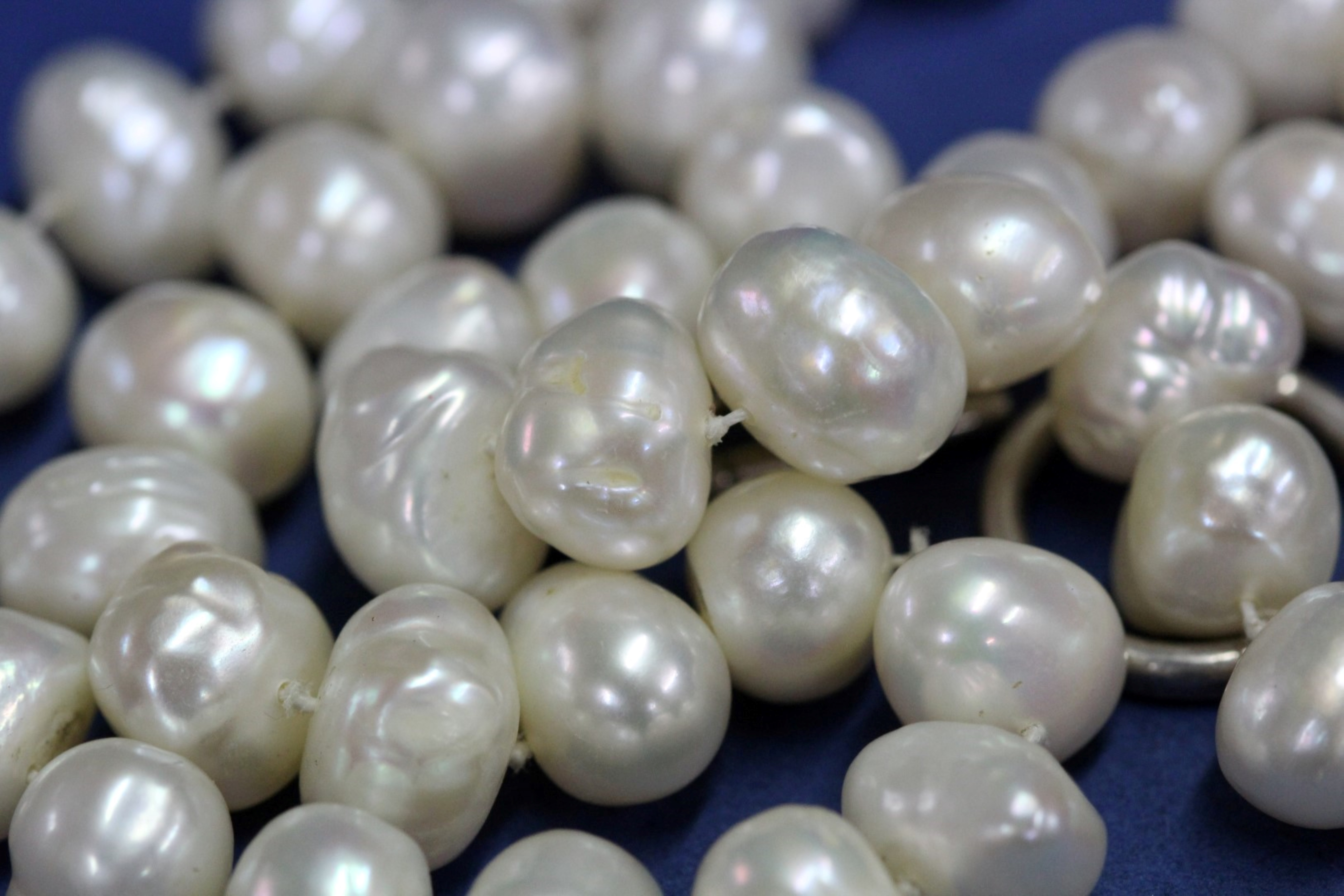 A baroque pearl necklace. - Image 6 of 6