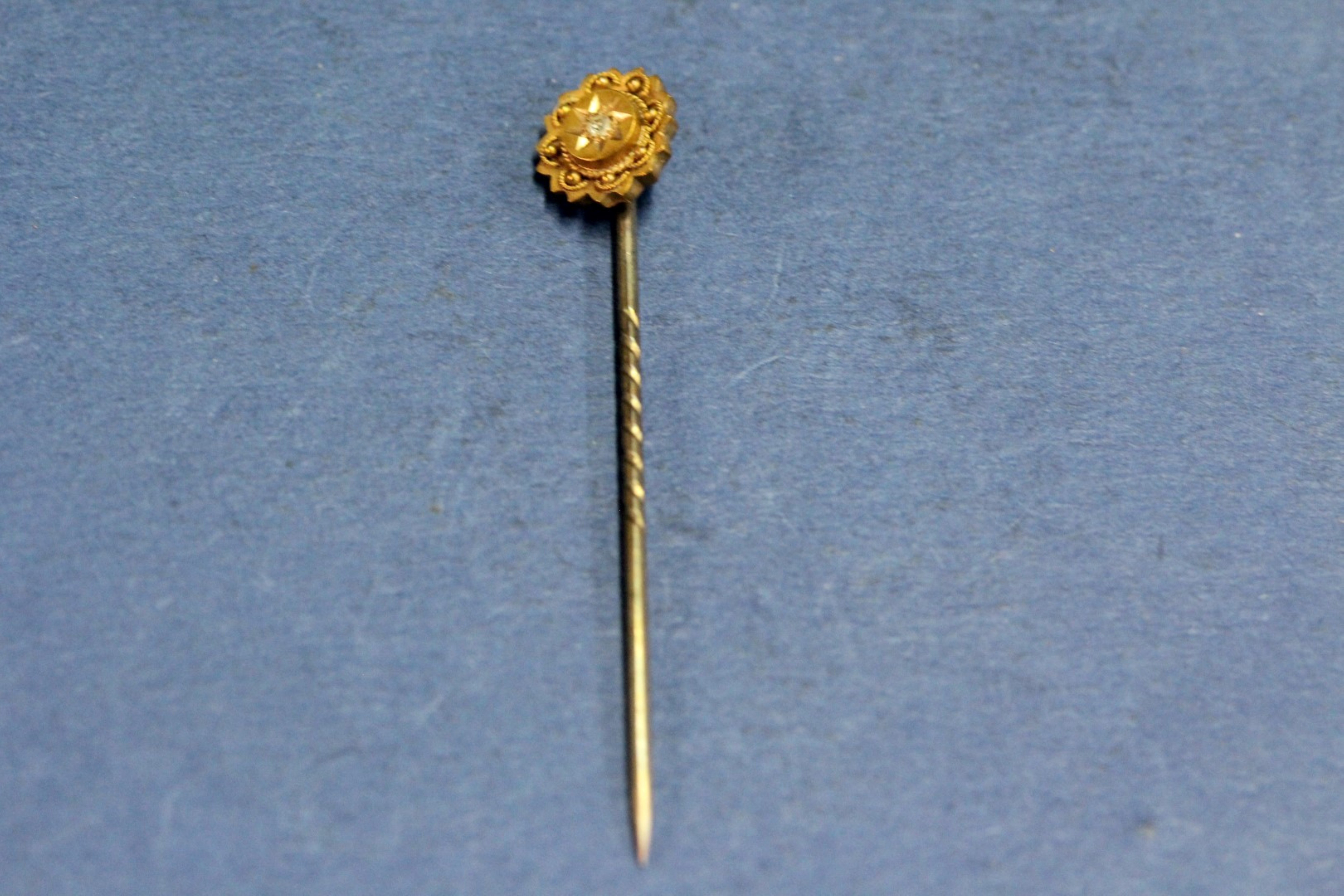 A 15ct gold hunting horn brooch; together with a 15ct gold stick pin 8. - Image 5 of 8