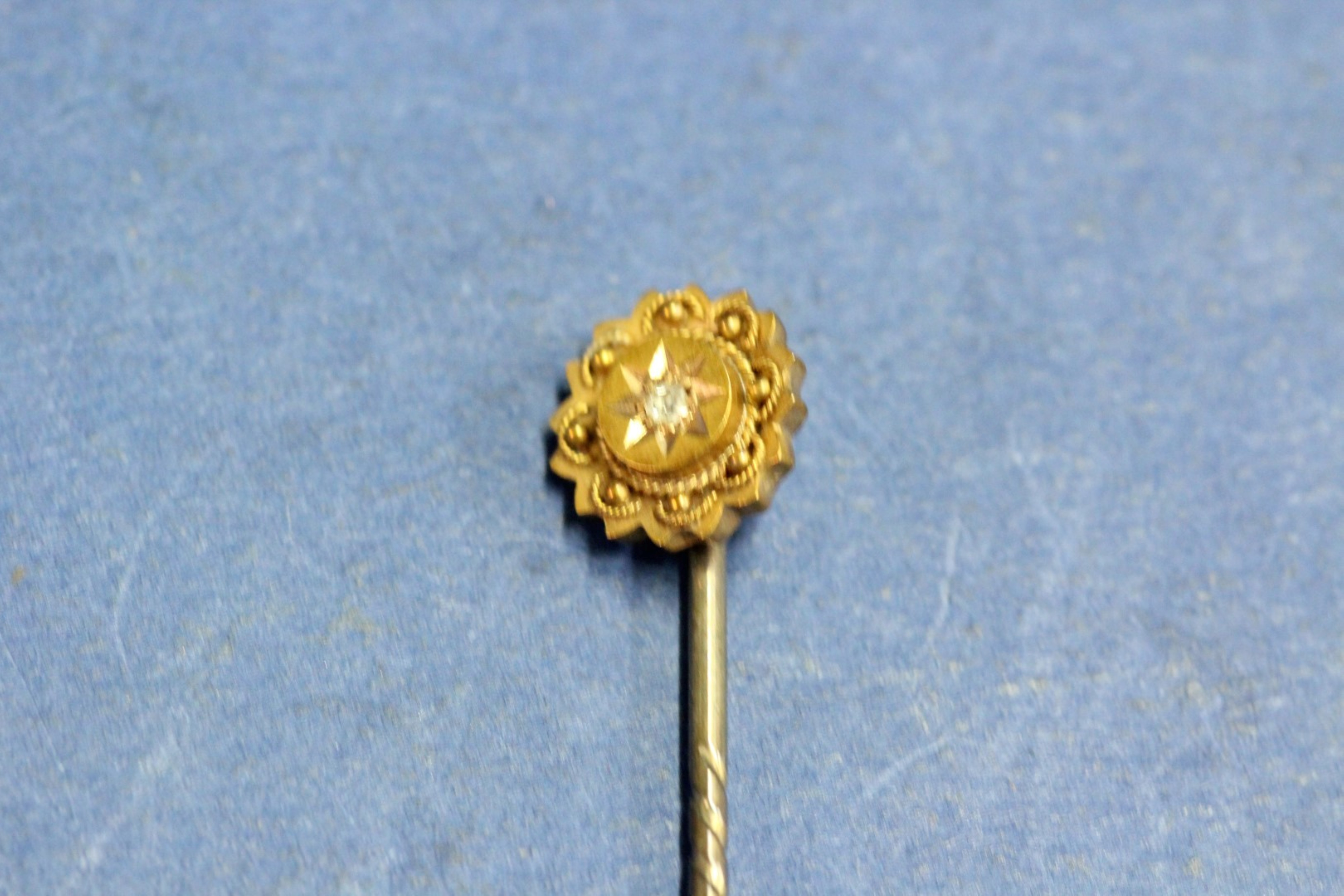 A 15ct gold hunting horn brooch; together with a 15ct gold stick pin 8. - Image 6 of 8