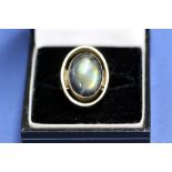 A contemporary 9ct gold ring set oval cabochon tourmaline, 10g in total.