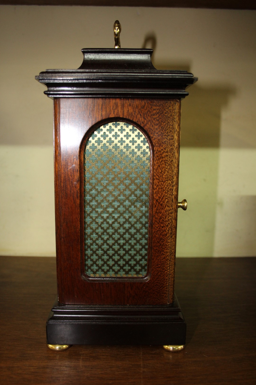 A good reproduction mahogany mantel clock, the circular enamel dial inscribed 'Knight Gibbins, - Image 3 of 7