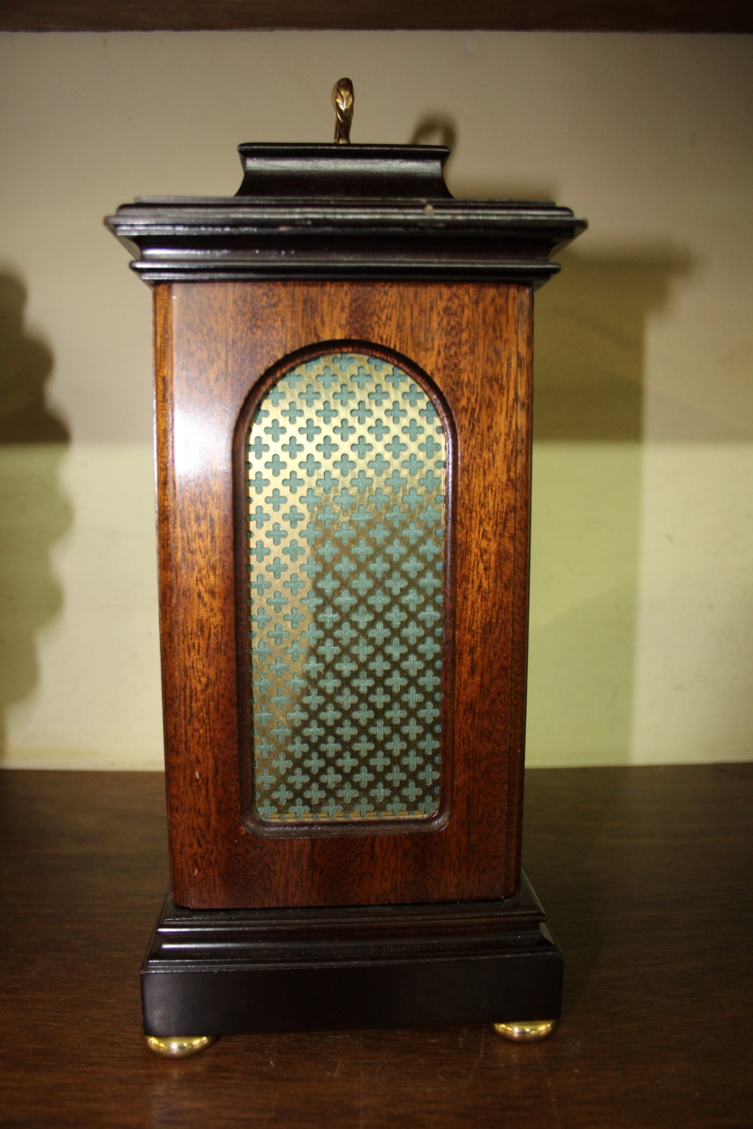 A good reproduction mahogany mantel clock, the circular enamel dial inscribed 'Knight Gibbins, - Image 7 of 7