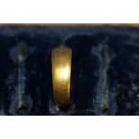 A 22ct gold wedding band, 3.1g.