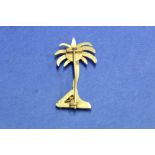 An Arabian yellow metal palm tree brooch, 6.3g.