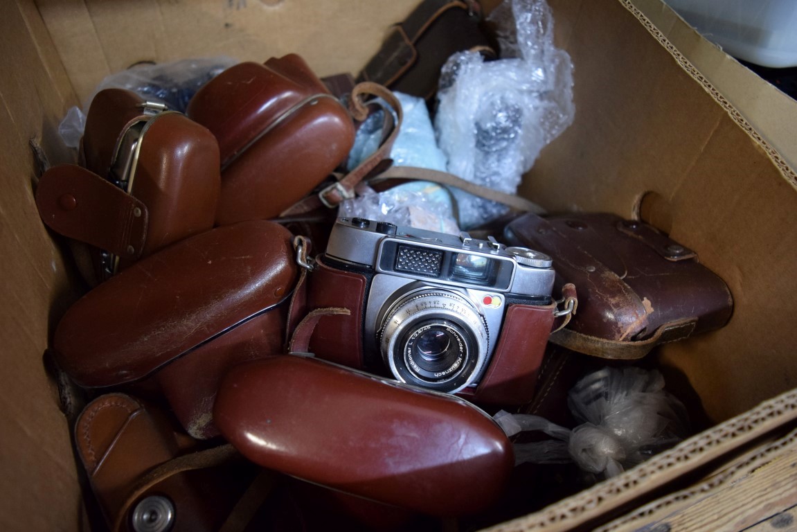 Cameras: a collection of 35mm cameras, to include: Yashica, Kodak, Pentor, Agfa, etc. - Image 3 of 6