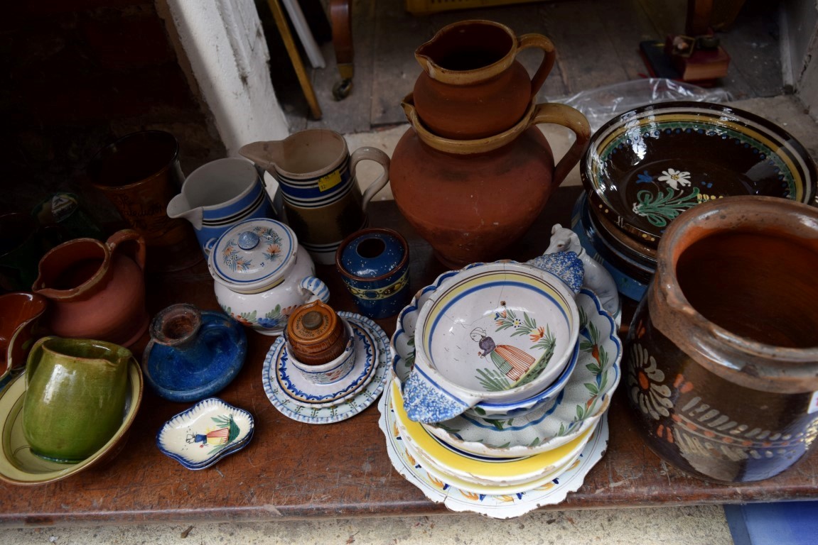 A mixed quantity of pottery, to include: slipware, Mocha ware, Quimper ware, etc. - Image 5 of 10