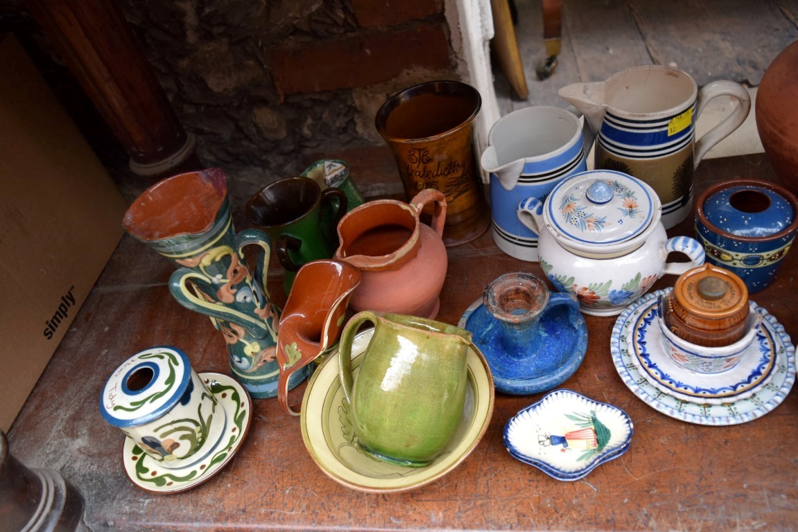 A mixed quantity of pottery, to include: slipware, Mocha ware, Quimper ware, etc. - Image 7 of 10