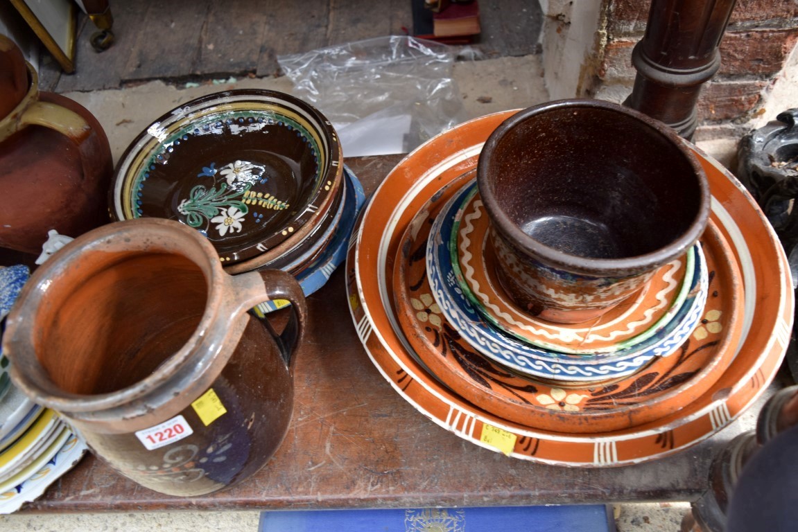 A mixed quantity of pottery, to include: slipware, Mocha ware, Quimper ware, etc. - Image 4 of 10