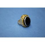 A 9ct gold ring set oval cabochon banded agate.