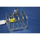 A silver four division toast rack, by Elkington & Co, Birmingham 1963, 8cm, 88g.