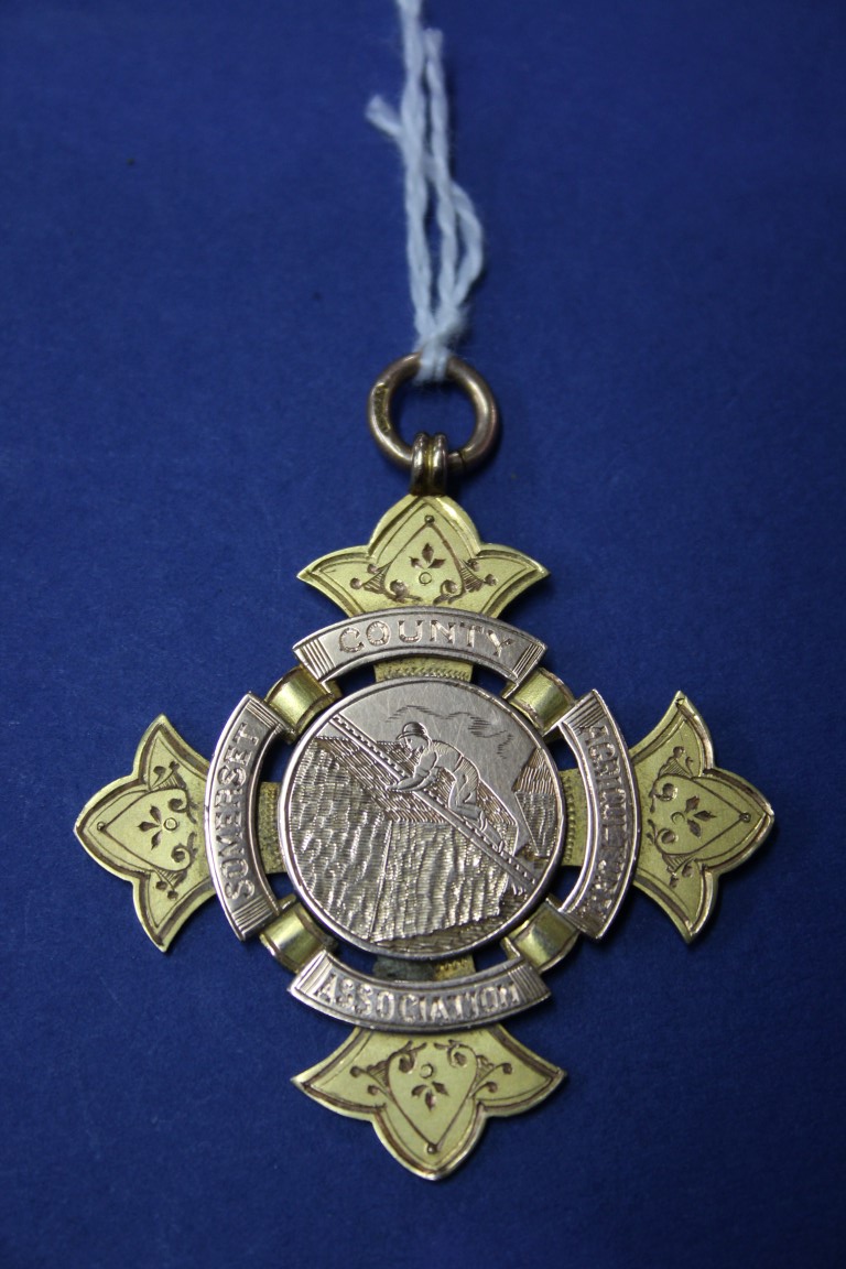 A 15ct gold Somerset County 1906 Champion Thatcher medal. - Image 2 of 6