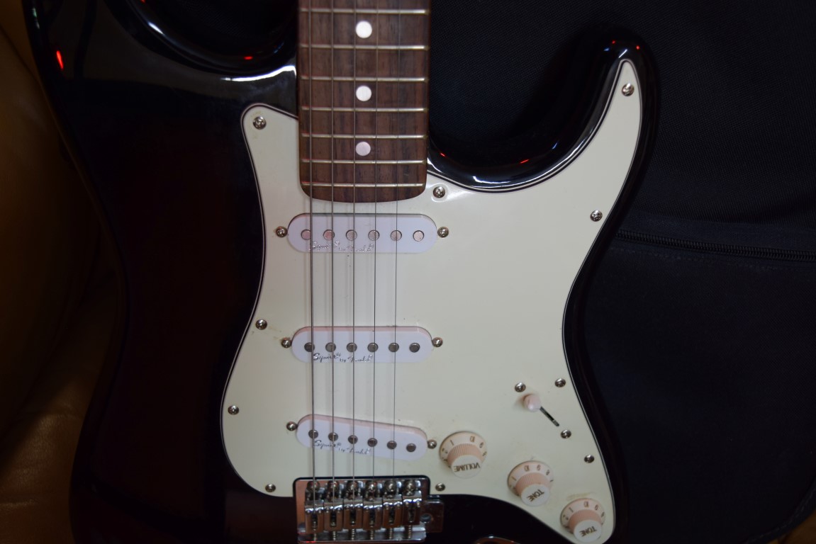 A Fender Squier Strat electric guitar, in padded bag; together with Squier SP10 amp. - Image 3 of 5