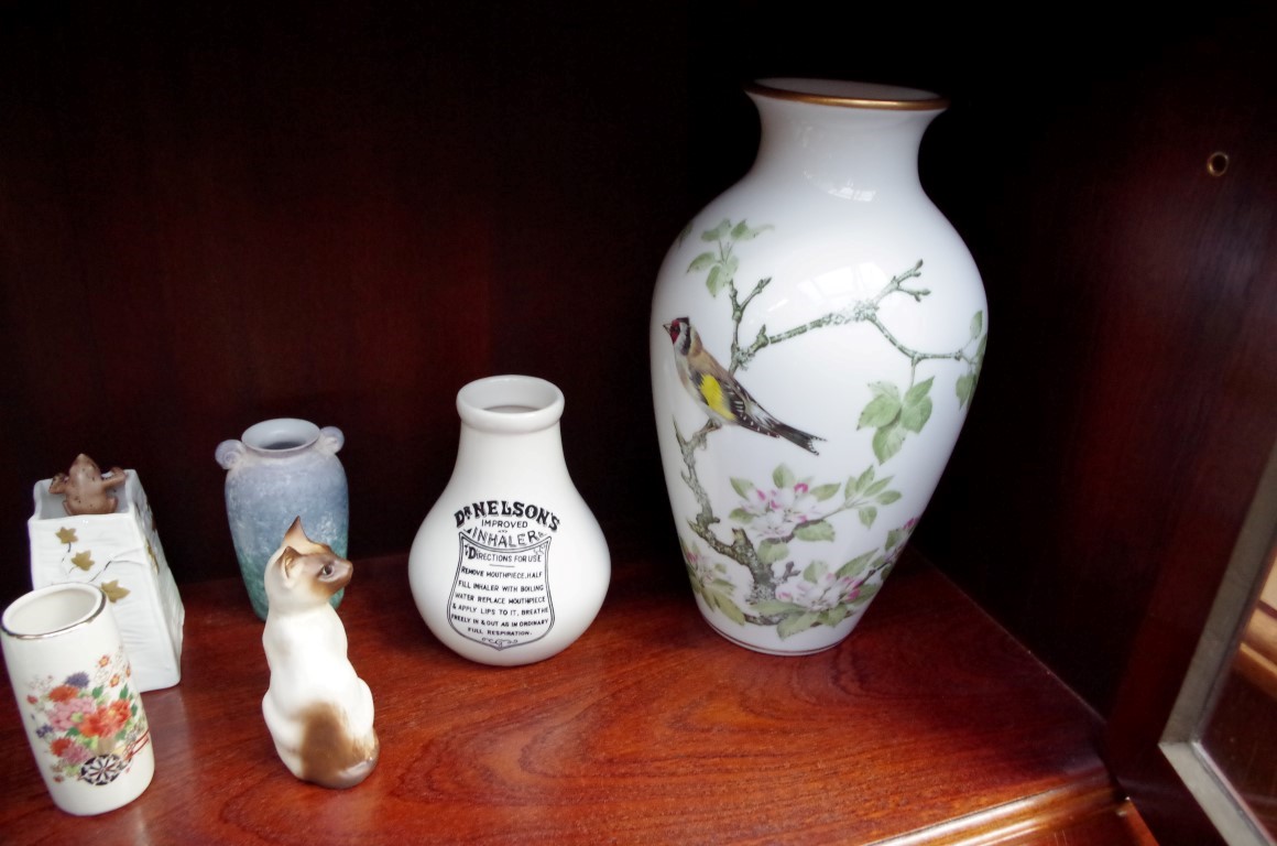 A mixed lot of pottery and porcelain. - Image 5 of 5