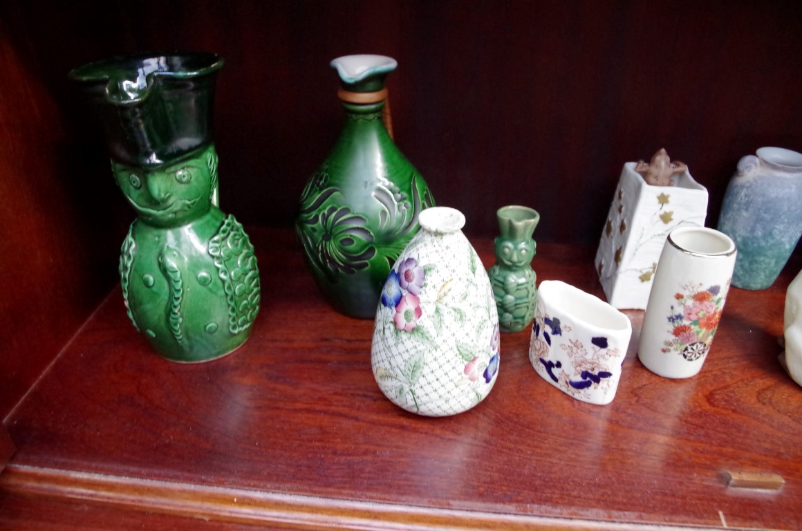 A mixed lot of pottery and porcelain. - Image 4 of 5