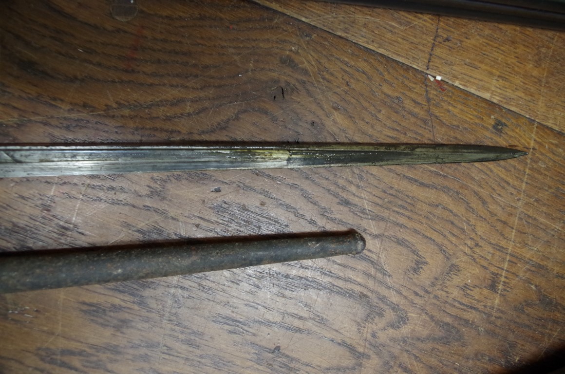 An antique French bayonet and scabbard. - Image 3 of 3