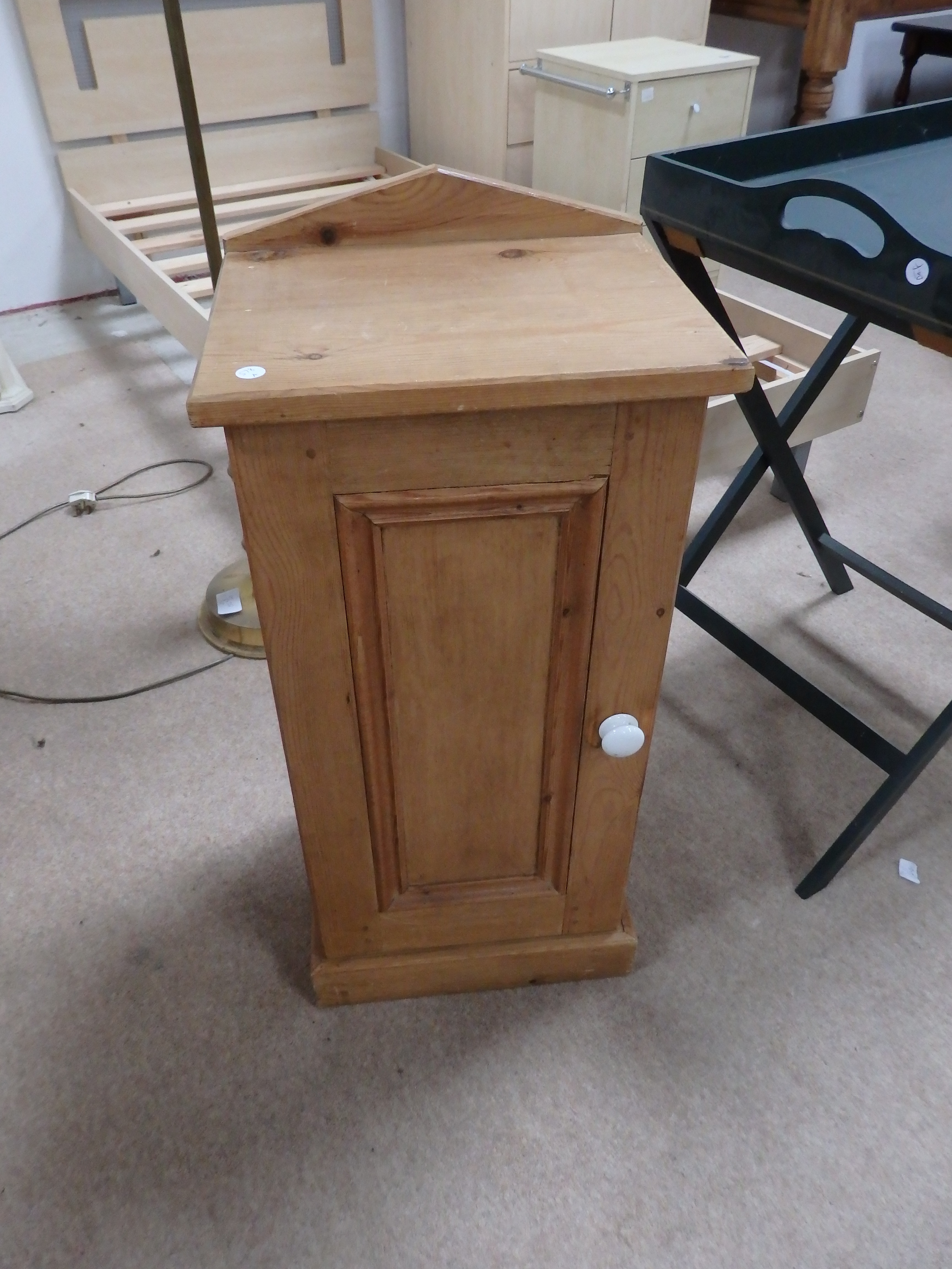 Vict. bedside cabinet