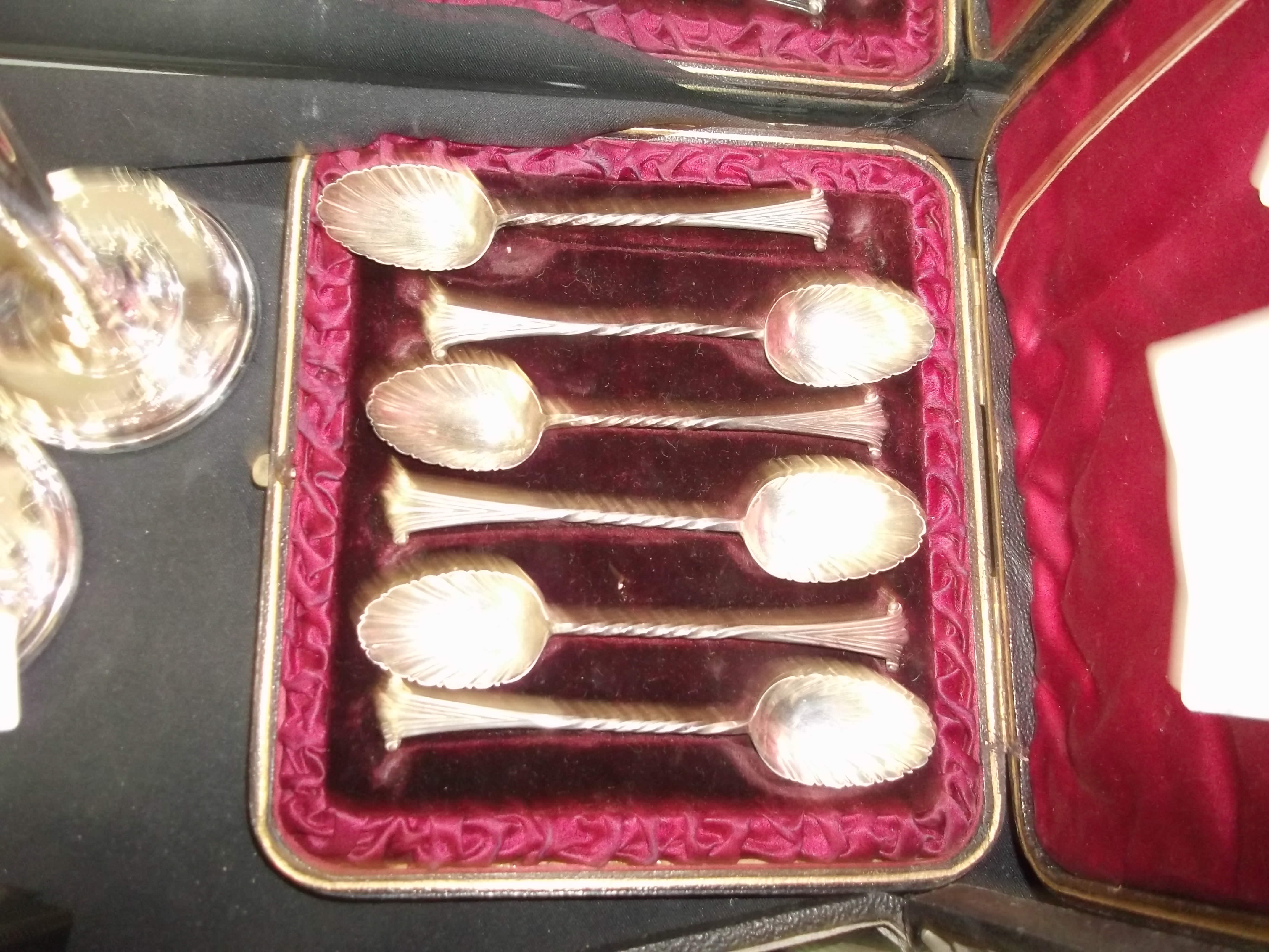 Set of 6 silver spoons in case 77g