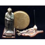 AN EARLY 20TH CENTURY SPELTER NOVELTY TABLE LIGHTER Cast as a Medieval knight, containing a petrol