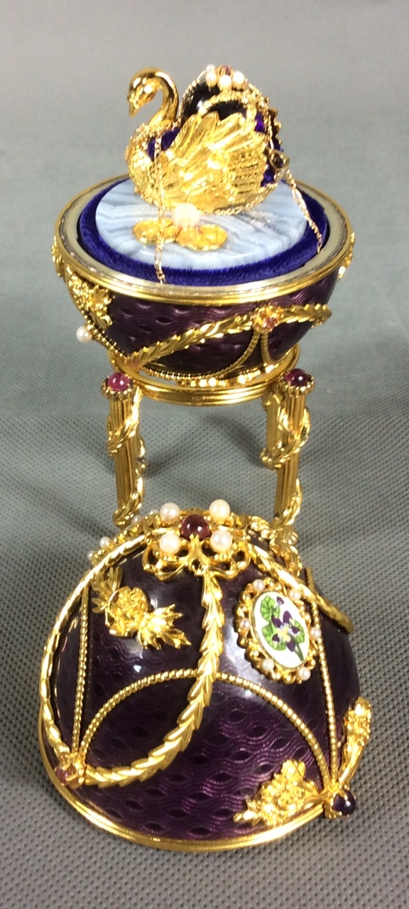 FRANKLIN MINT/HOUSE OF IGOR CARL FABERGÉ, A 20TH CENTURY RUSSIAN SILVER GILT, ENAMEL AND GEM SET - Image 2 of 9