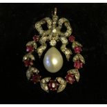 AN EDWARDIAN 14CT GOLD, NATURAL PEARL AND GEM SET BROOCH/PENDANT Designed as a laurel wreath set