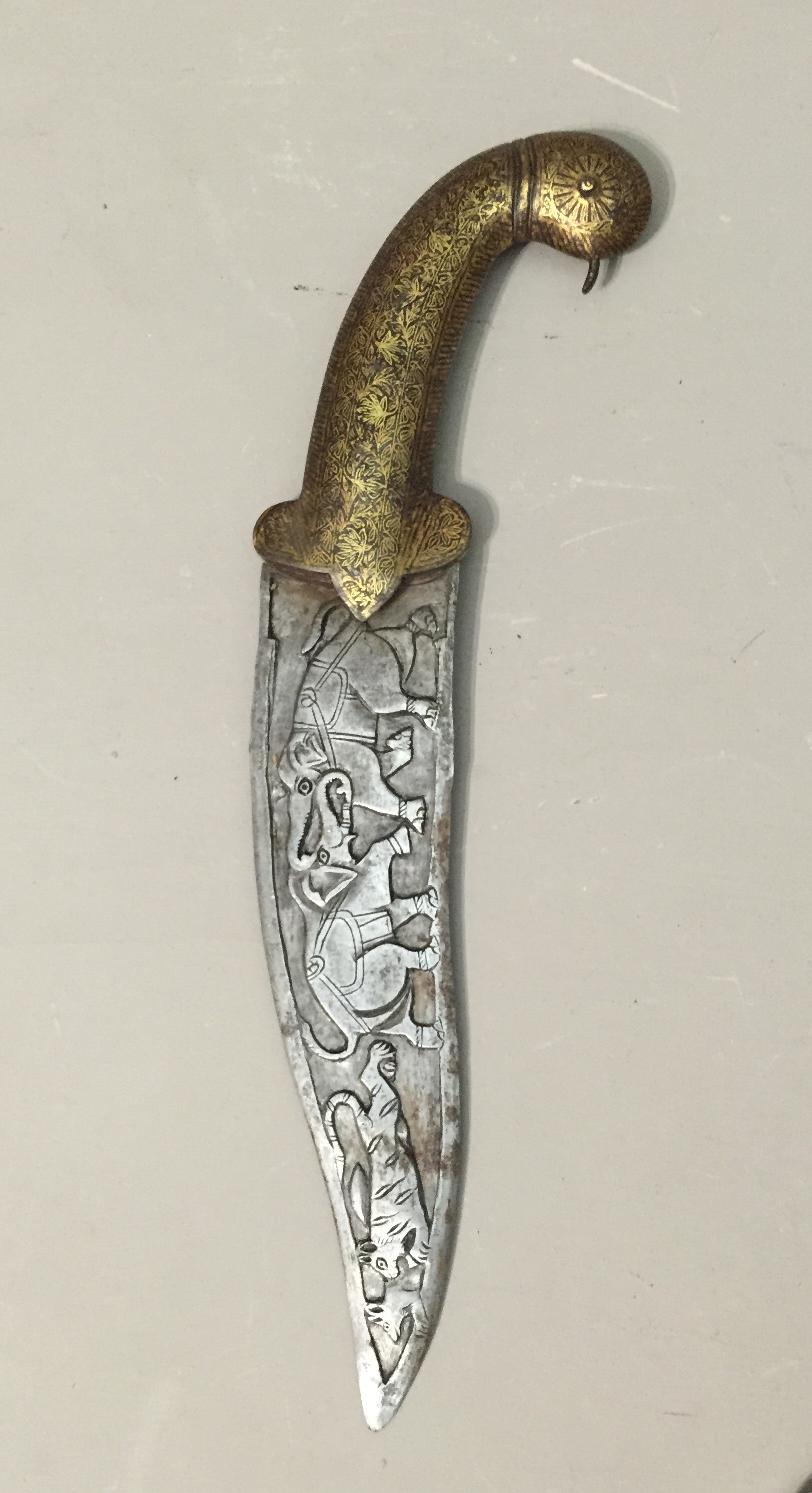 AN 18TH/19TH CENTURY (POSSIBLY INDIAN) DAGGER The gilt inlaid hilt formed as a bird head, the - Image 2 of 6