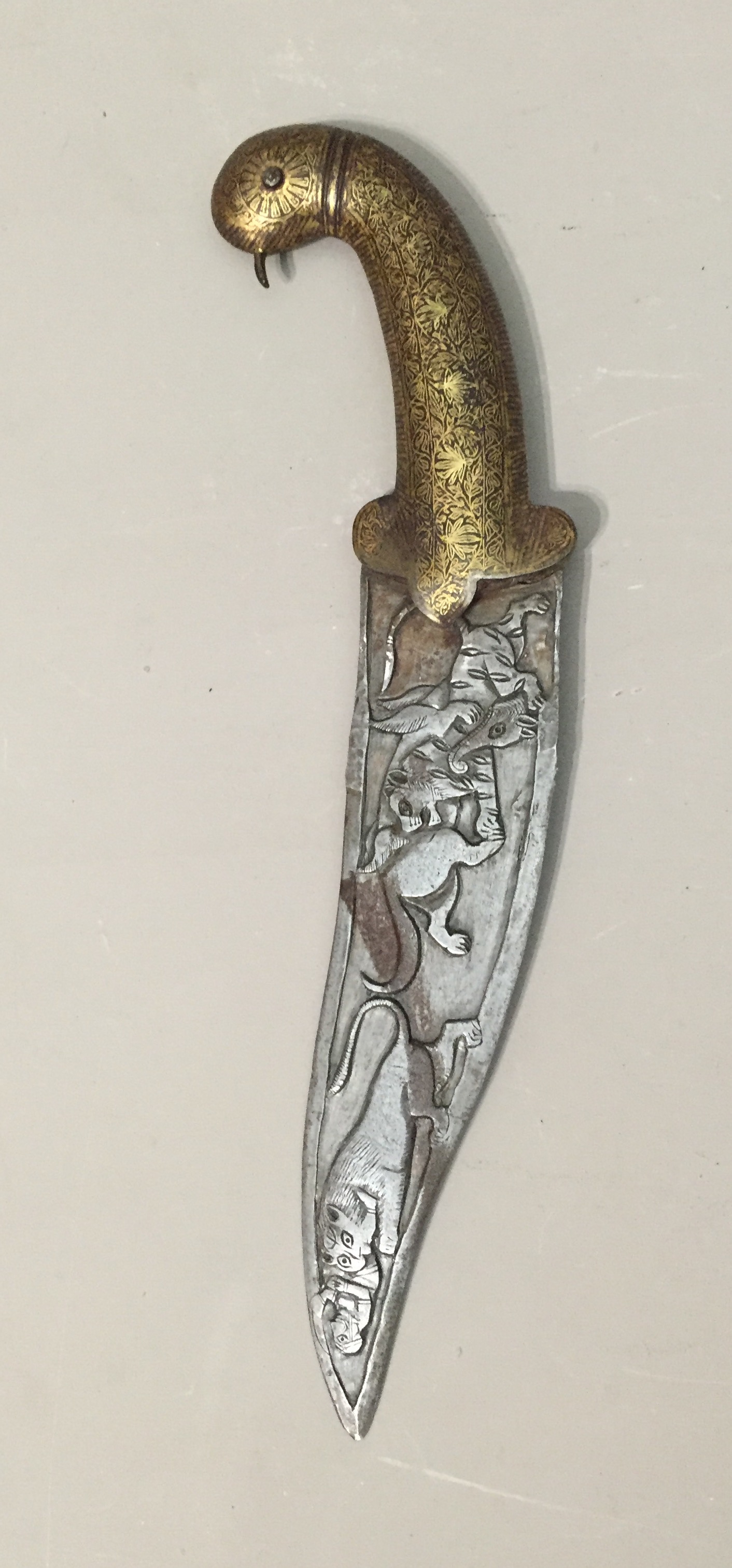 AN 18TH/19TH CENTURY (POSSIBLY INDIAN) DAGGER The gilt inlaid hilt formed as a bird head, the - Image 5 of 6
