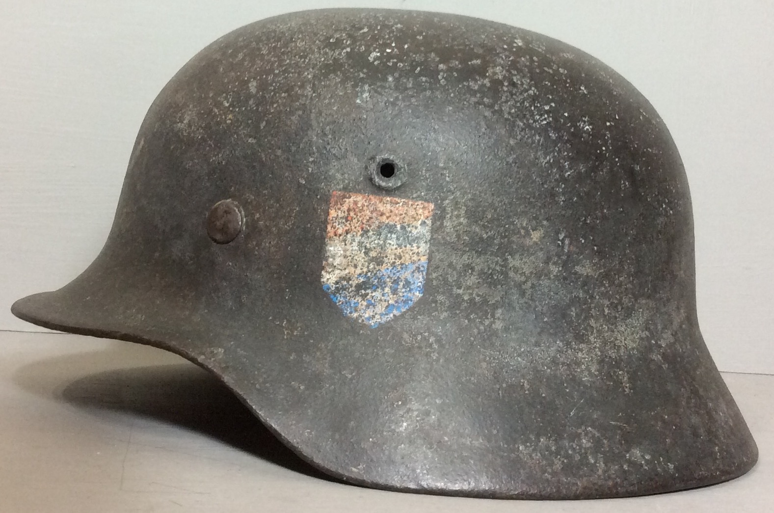 A WORLD WAR II GERMAN DOUBLE DECAL HELMET OF NEDERLAND DIVISION WAFFEN SS Having German SS and Dutch - Image 3 of 5