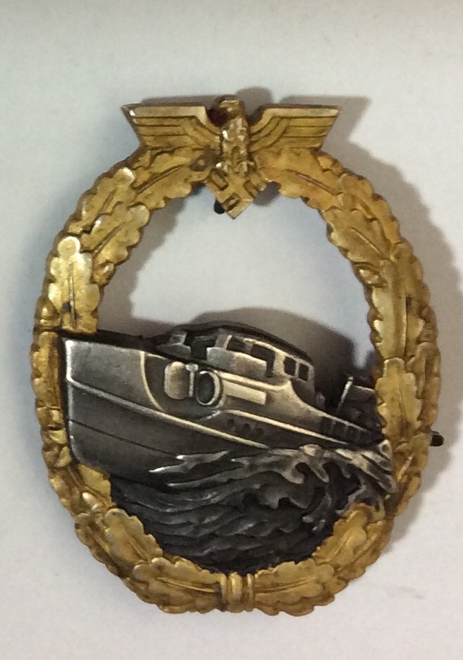 A WORLD WAR II GERMAN KREIGSMARINE E-BOAT GILT METAL BADGE Featuring a German fast boat beneath a - Image 2 of 4