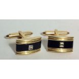 A VINTAGE 14ct GOLD, DIAMOND AND BLACK ONYX GENT'S RECTANGULAR CUFFLINKS With a single round cut