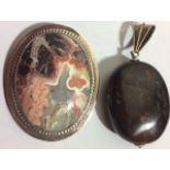 AN EARLY 20TH CENTURY BLOOD AGATE OVAL PENDANT DROP With gilt white metal drop, together with an