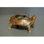 AN EARLY 20TH CENTURY TAXIDERMY TORTOISE ASHTRAY. (h 10.5cm x w 20cm x d 13.5cm)