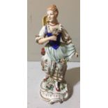 SITZENDORF, A 20TH CENTURY PORCELAIN FIGURE OF A LADY GATHERING FLOWERS. (h 23cm)