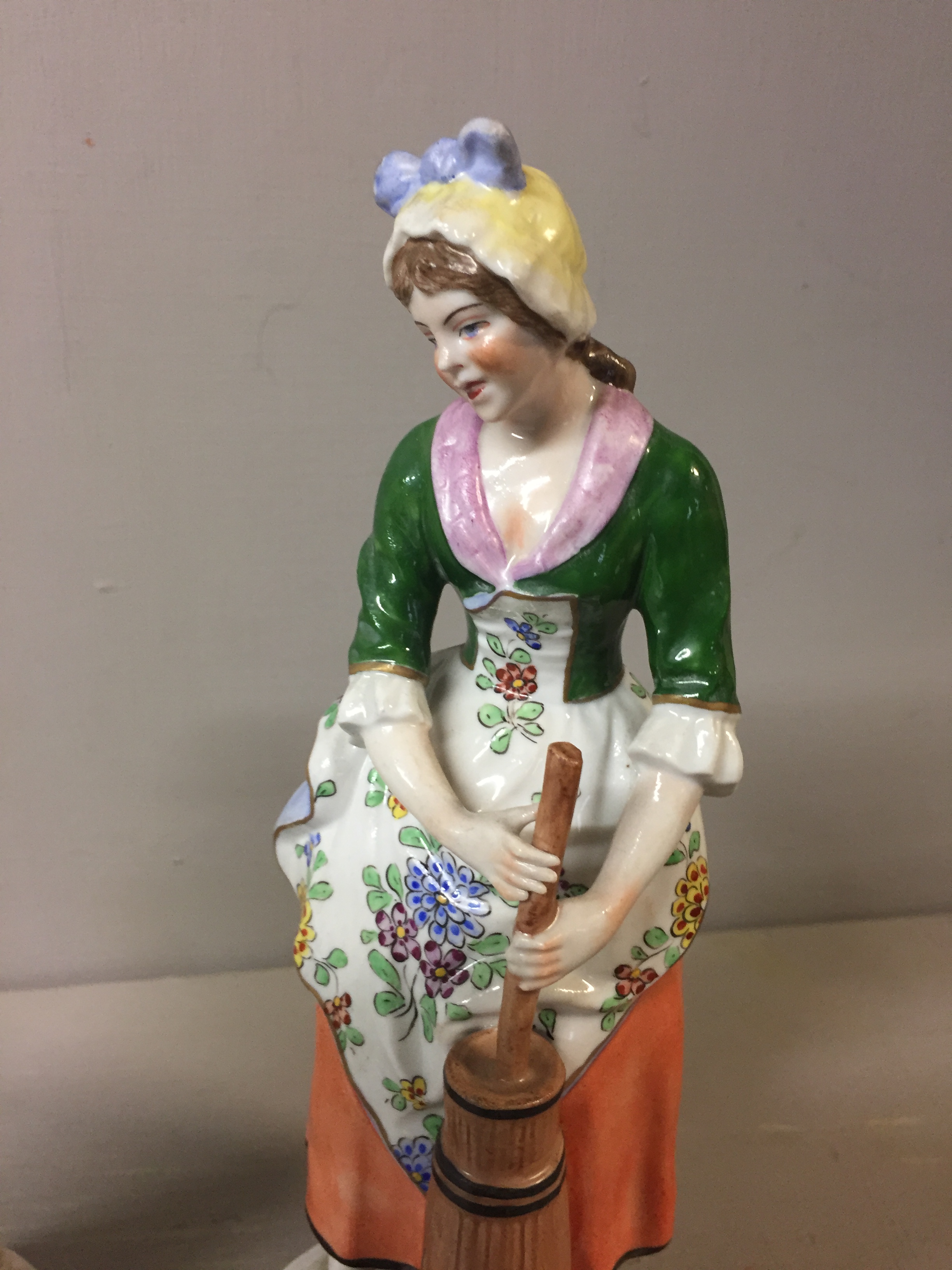 SITZENDORF, A PAIR OF EARLY 20TH CENTURY PORCELAIN FIGURES Of an 18th Century dairyman and a - Image 3 of 4