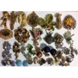 A COLLECTION OF VINTAGE COSTUME JEWELLERY BROOCHES Including a yellow metal clown, walrus and