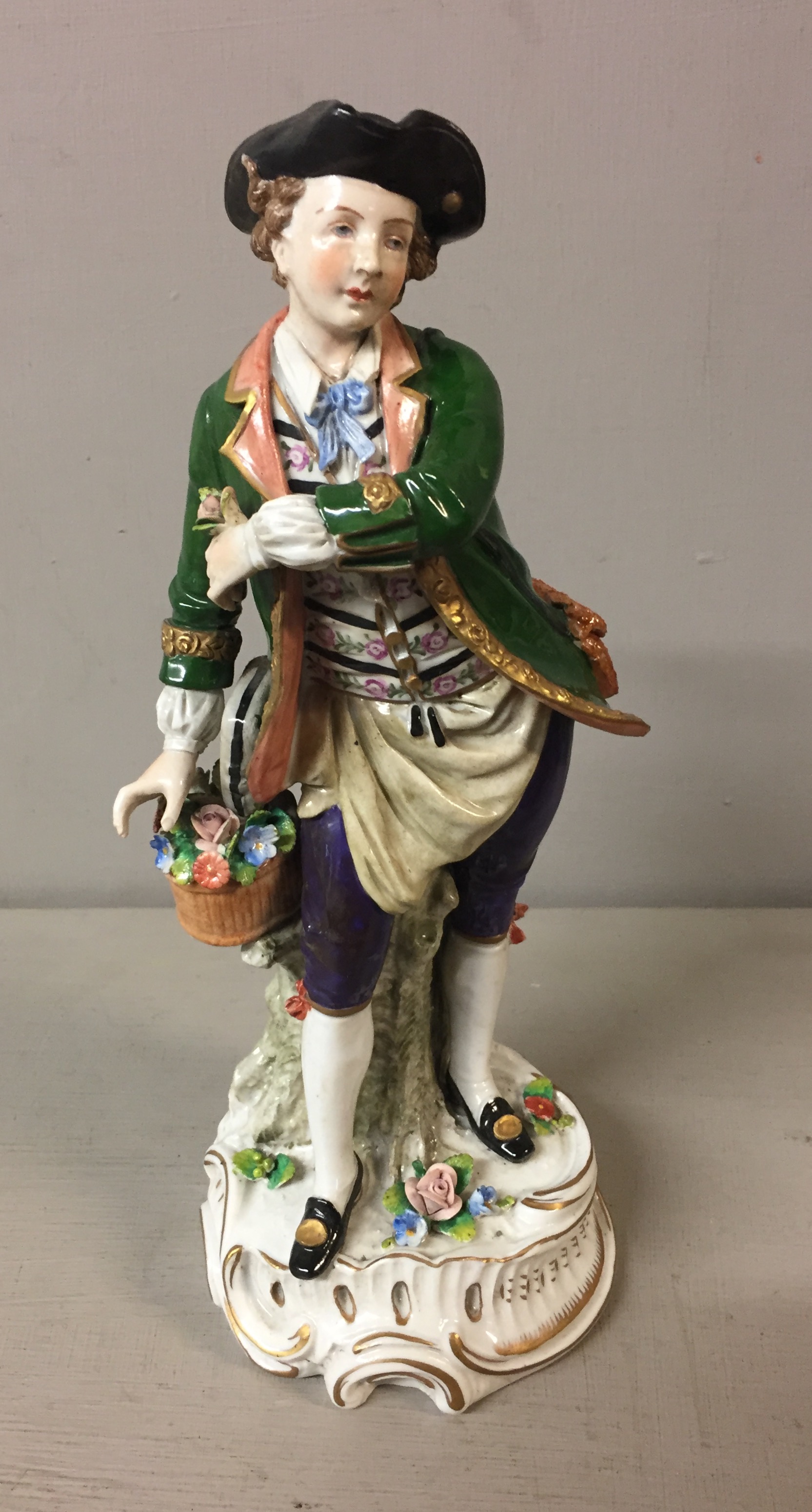SITZENDORF, A 20TH CENTURY PORCELAIN FIGURE OF A GENTLEMAN GARDENER Of the 18th Century in a tricorn