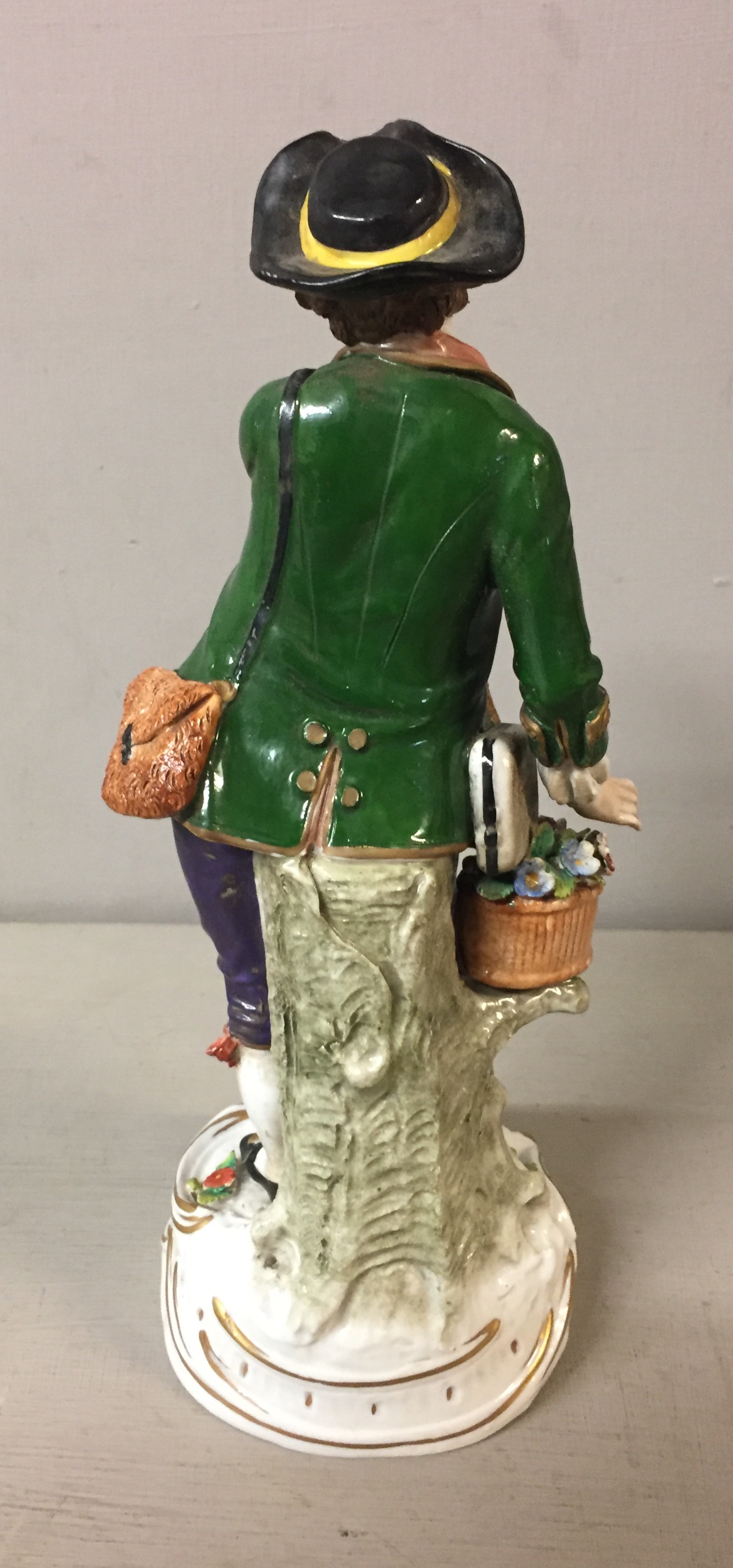 SITZENDORF, A 20TH CENTURY PORCELAIN FIGURE OF A GENTLEMAN GARDENER Of the 18th Century in a tricorn - Image 2 of 3