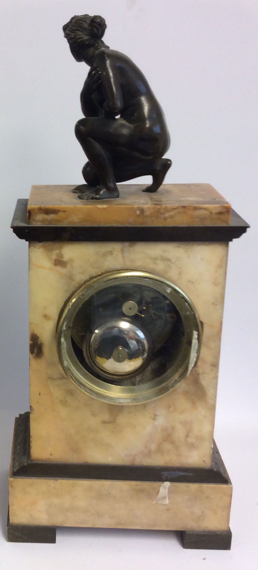 A 19TH CENTURY FRENCH MARBLE AND BRONZE MANTEL CLOCK The case having case bronze inserts and a - Image 3 of 4