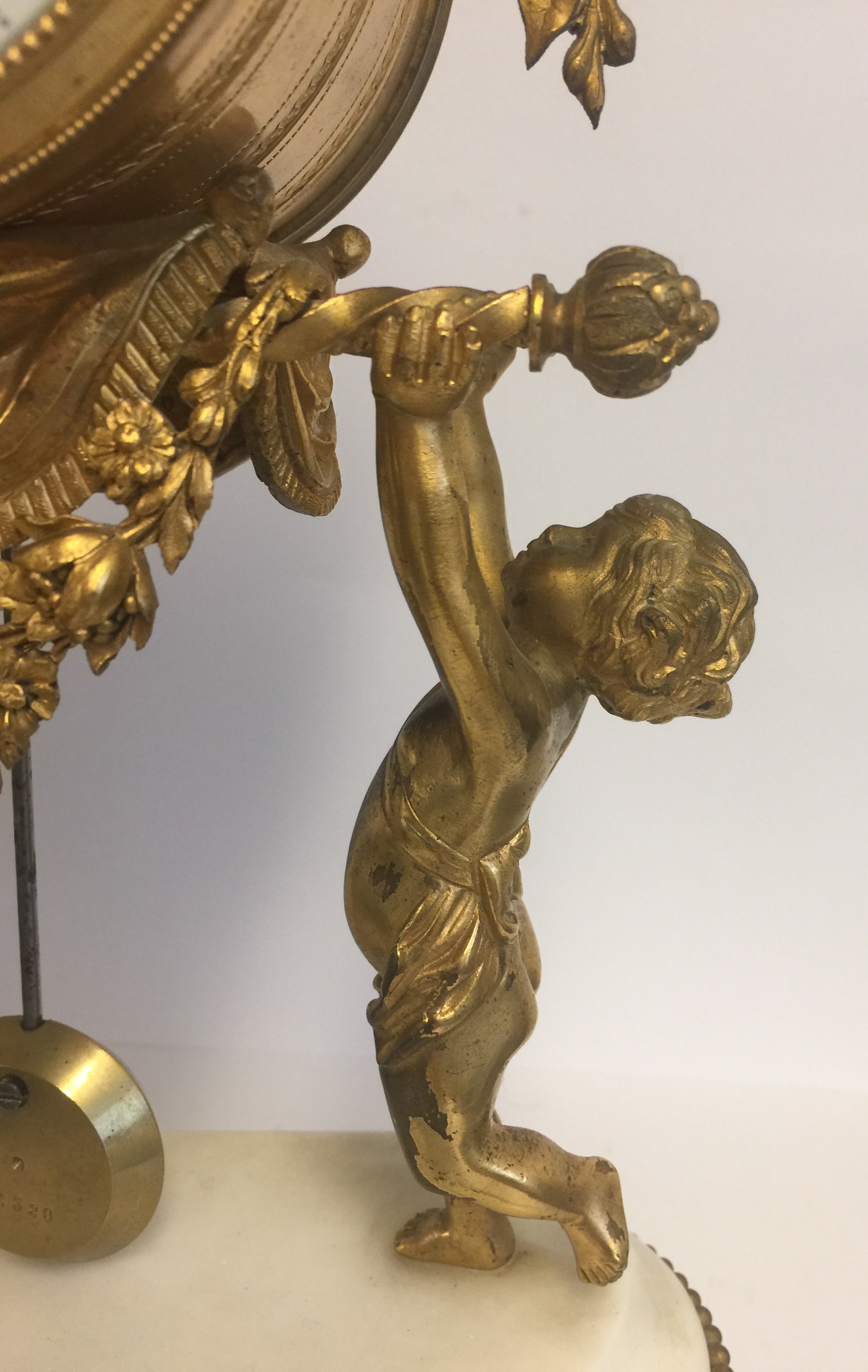 A 19TH CENTURY GILT BRONZE AND WHITE MARBLE DRUM CLOCK Held aloft by two putti. (38cm x 21cm x 9cm) - Image 2 of 5