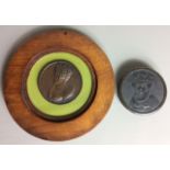 AN EARLY 19TH CENTURY CIRCULAR PRESSED HORN SNUFF BOX Decorated with a portrait bust of Queen