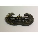 AN AMERICAN GLIDER BORNE TROOPS WHITE METAL BADGE. Condition: tarnished