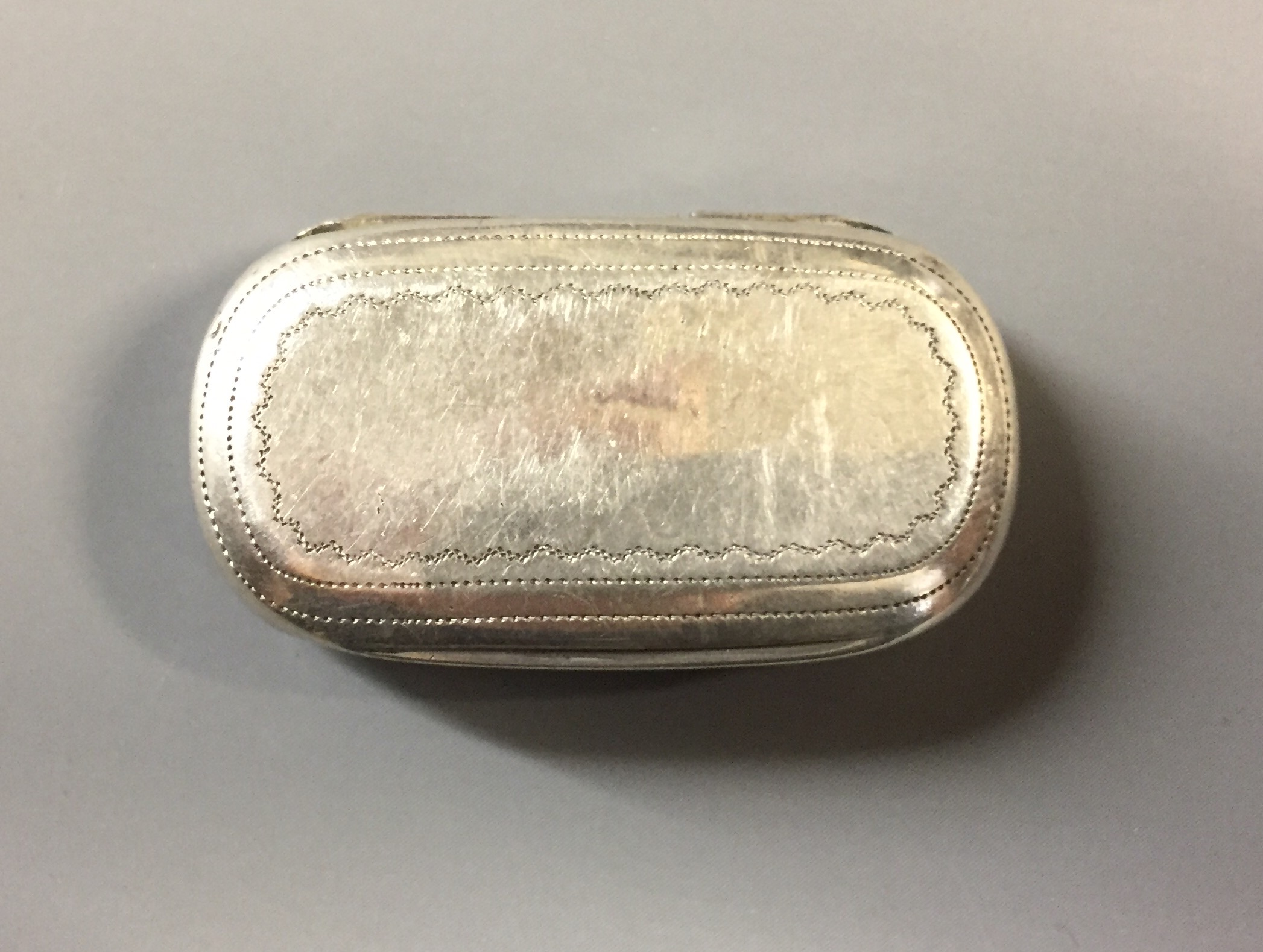 A GEORGE III SILVER RECTANGULAR VINAIGRETTE The lid with wriggle work, floral decoration and incised - Image 3 of 3