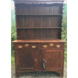 AN EARLY 20TH CENTURY GEORGIAN STYLE OAK DRESSER With open plate rack above two short drawers and