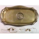 AN EARLY 20TH CENTURY CONTINENTAL SILVER GILT OVAL PIN TRAY Set with a finely cast roundel featuring