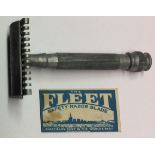 AN S.O.E. ESCAPE RAZOR With fleet razor (when water will act as a compass). Condition: very good