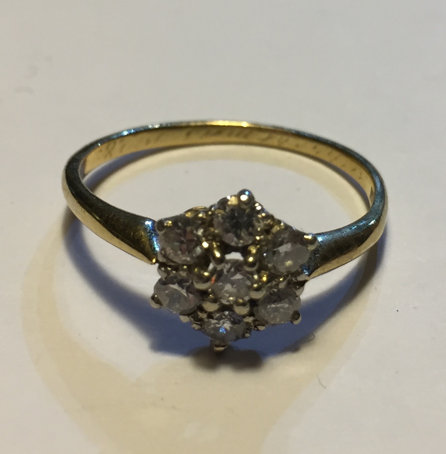 A YELLOW METAL AND DIAMOND DAISY CLUSTER RING Comprising seven round cut diamonds (size Q/R). - Image 2 of 2
